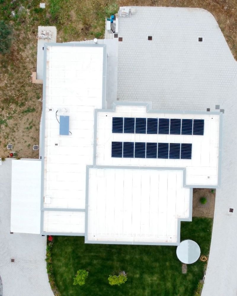 Vista dall’alto di casa moderna con pannelli solari sul tetto
