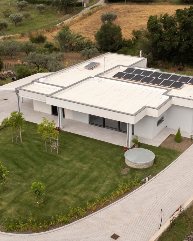 Vista panoramica di casa ad alta efficienza energetica con pannelli fotovoltaici