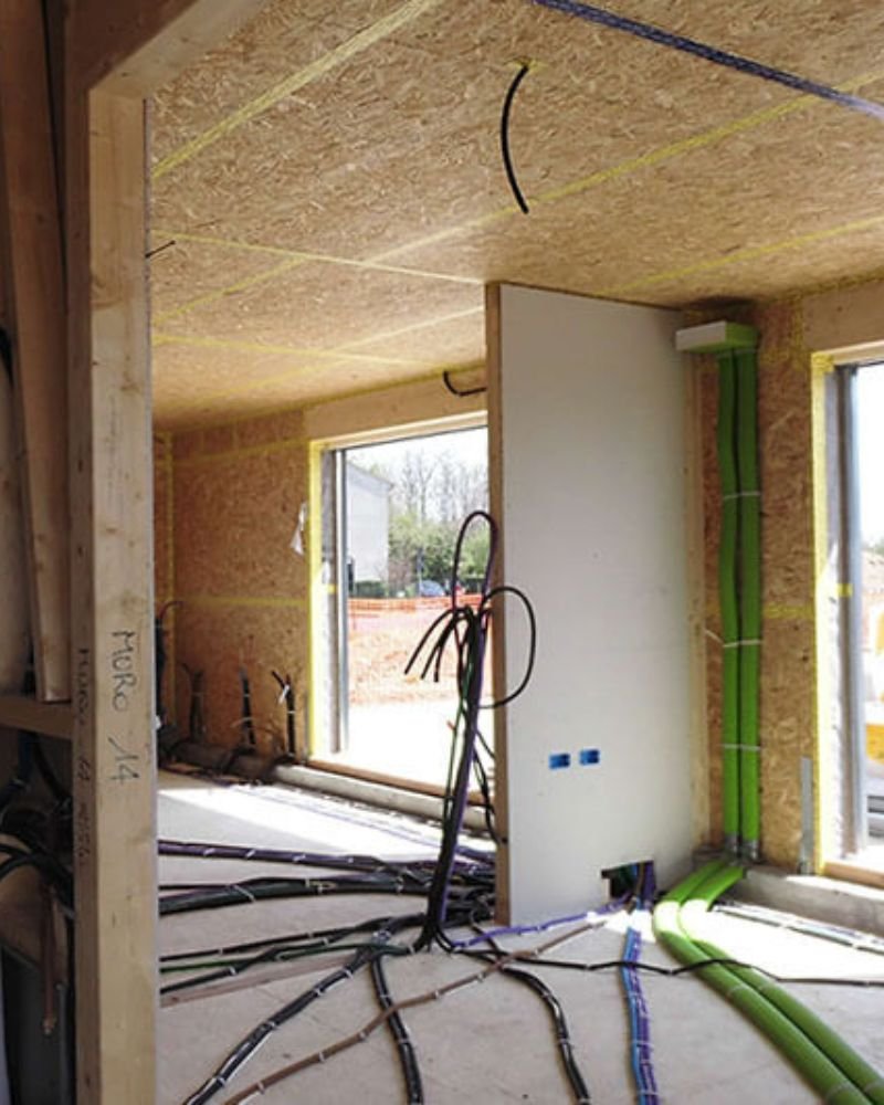 Cablaggio impianti elettrici e idraulici all'interno delle pareti in legno