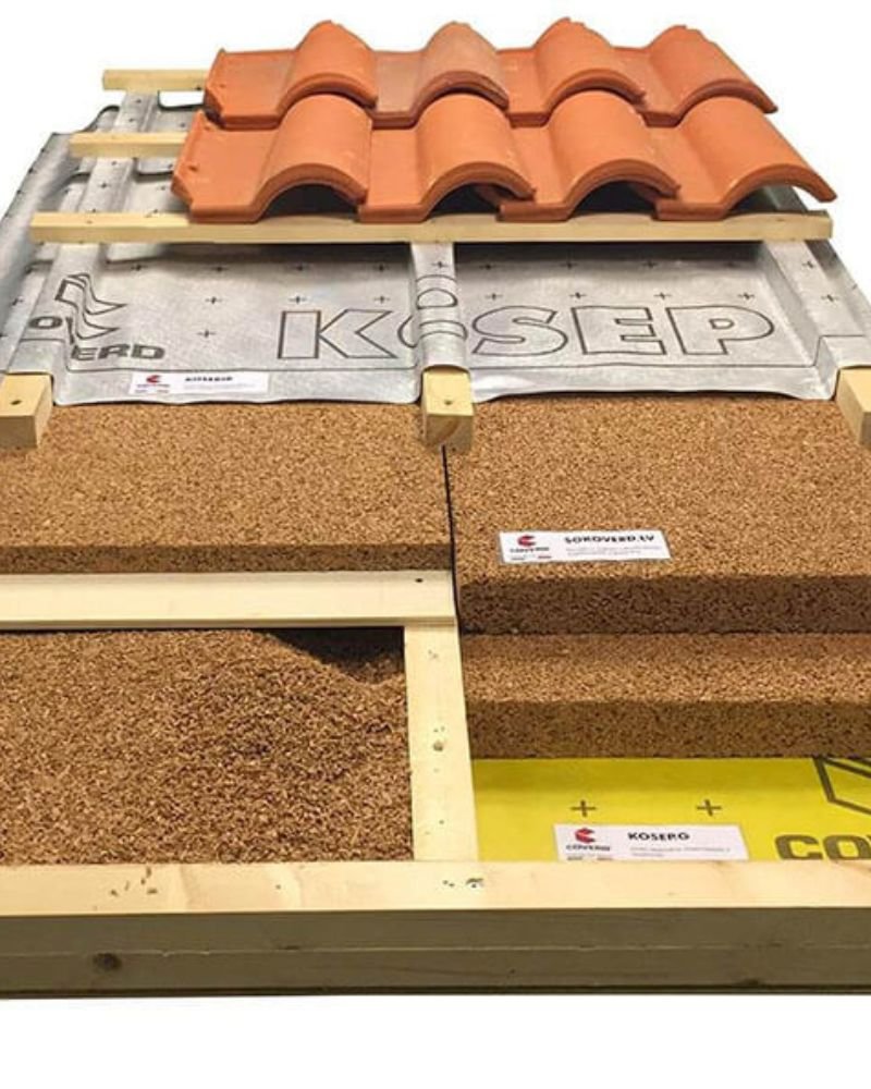 Strati isolanti e ventilazione in un tetto in legno con pannelli in sughero