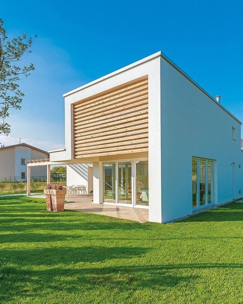 Abitazione in bioedilizia con struttura in legno e ampio spazio verde