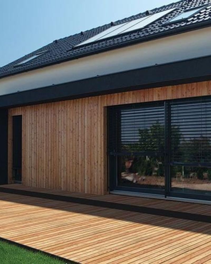 Rivestimento esterno in legno naturale con oscuranti e design moderno